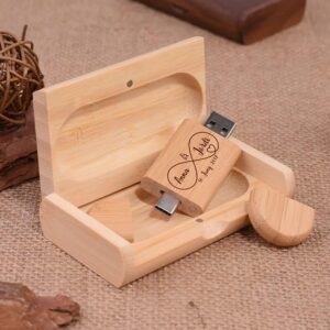 USB Stick in Holzschachtel